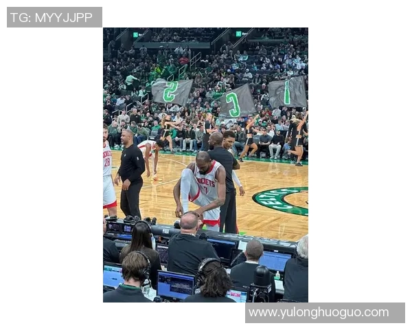 火箭主场大胜凯尔特人,霍华德表现抢眼 火箭主场大胜凯尔特人,霍华德表现抢眼